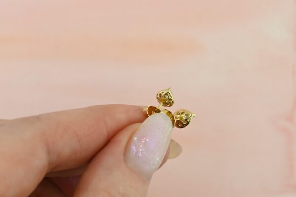 pear-shaped-diamond-stud-earring-petals-held-between-fingers (1)